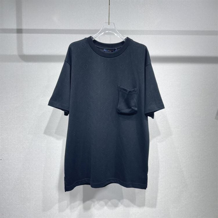 LOUIS VUITTON SIGNATURE 3D POCKET MONOGRAM T-SHIRT – LVTS048