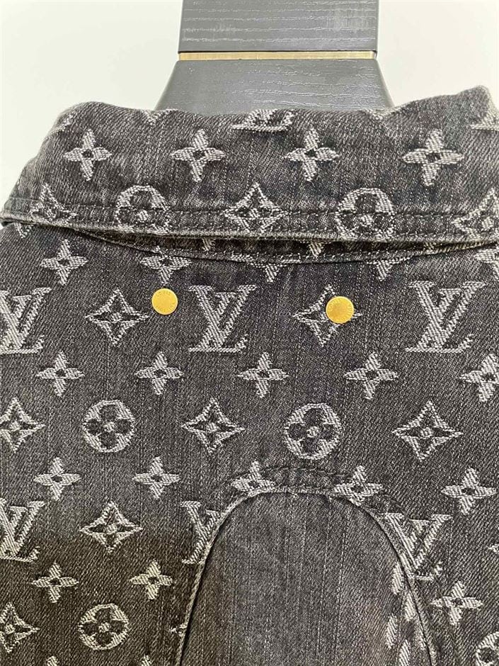 LOUIS VUITTON X NIGO GIANT DAMIER WAVES MNGM DENIM JACKET NOIR – LVC001