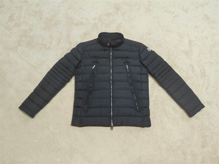 MONCLER AMIOT SHORT DOWN JACKET BLACK – MC091