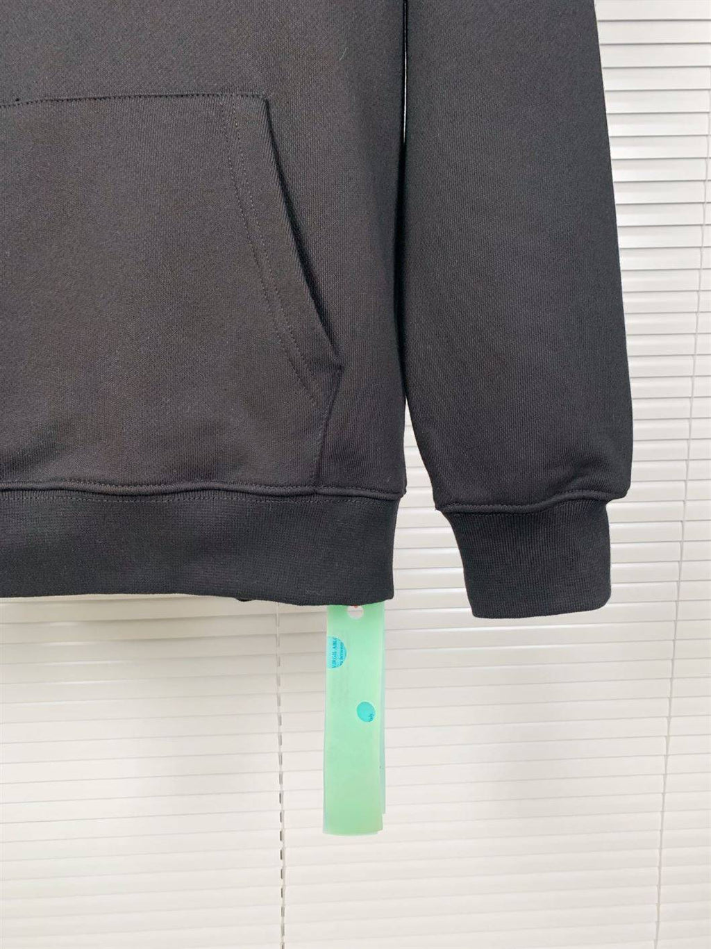 OFF-WHITE ARROW CARAVAGGIO MERCY SKATE HOODIE BLACK PURPLE – OS014